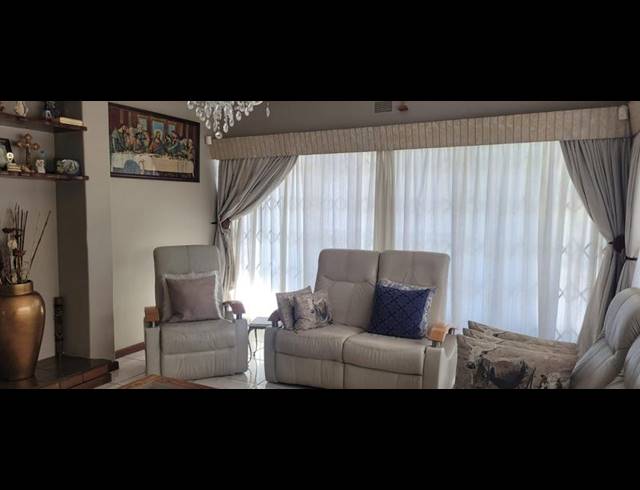 3 BEDROOM HOUSE FOR SALE IN SOUTH CREST